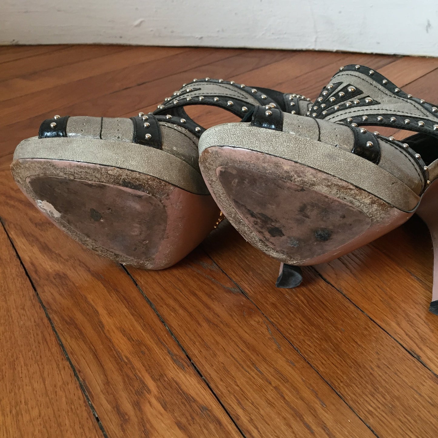 Sandales Prada cloutées T.37,5