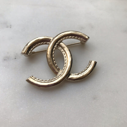 Broche Chanel CC dorée NEUVE