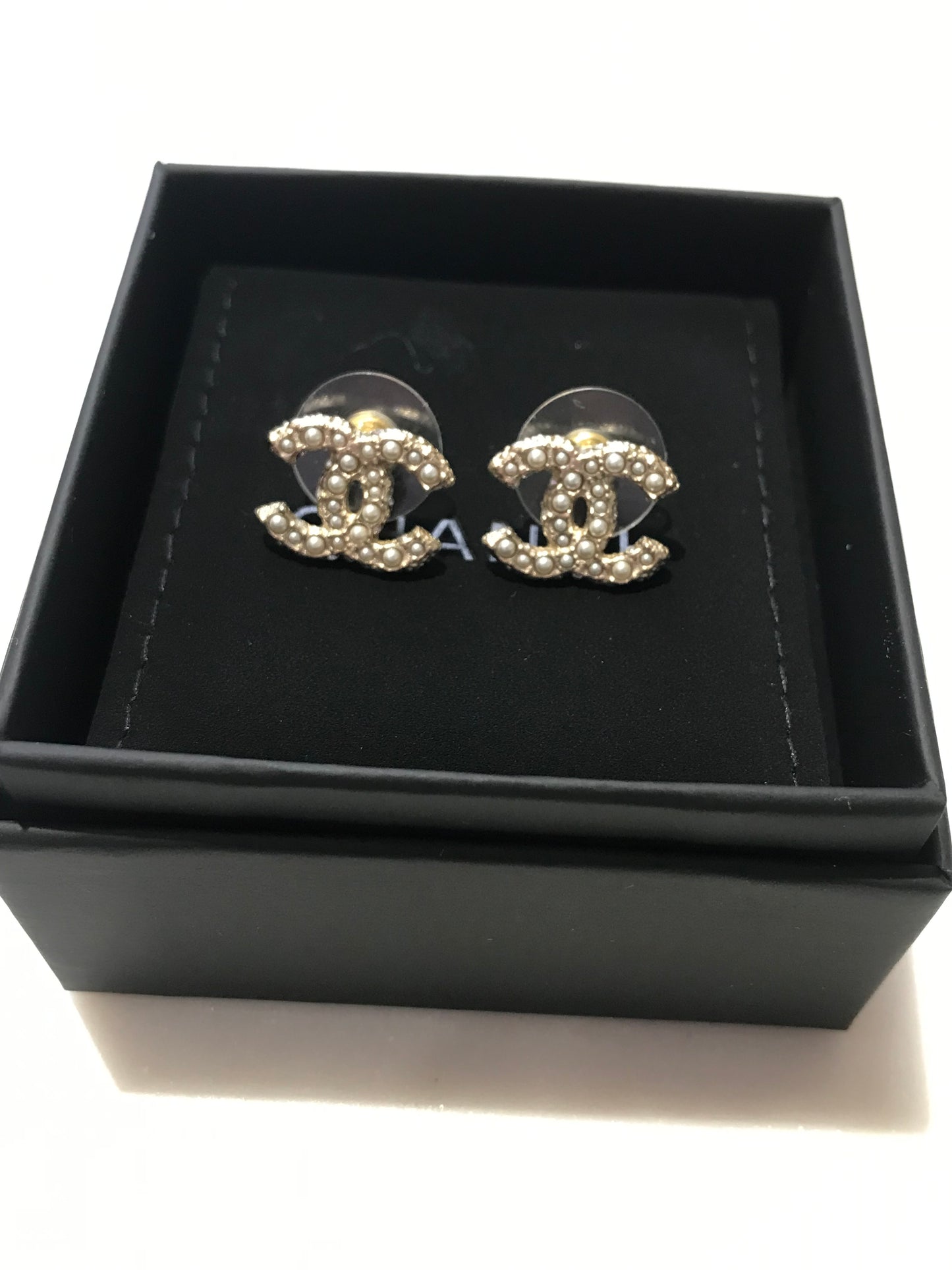 Boucles d'oreilles Chanel perles mini