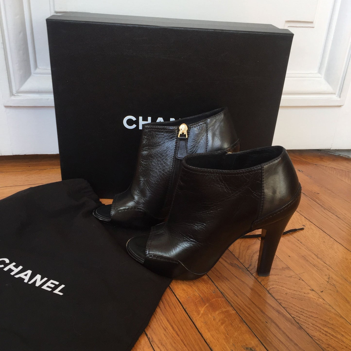 Boots Chanel noires T.36